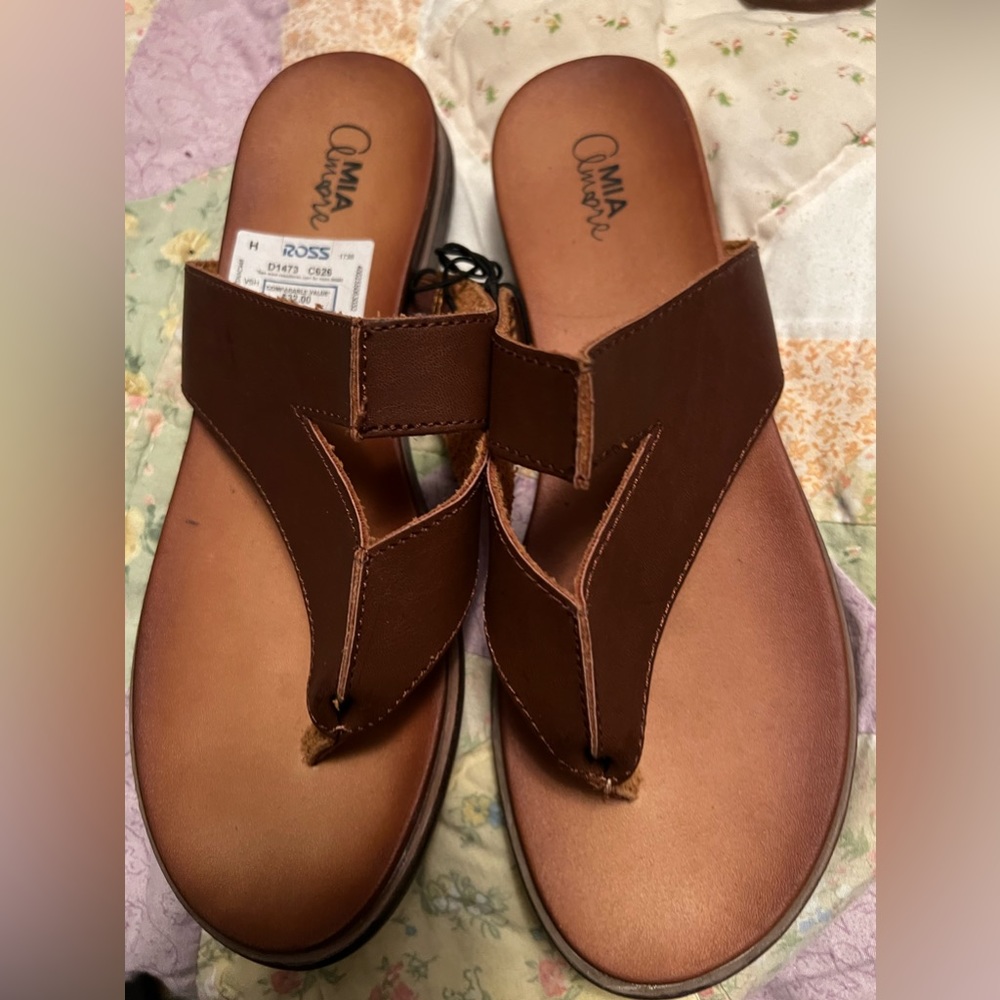 Size 8 MIA flip flops. New with tags